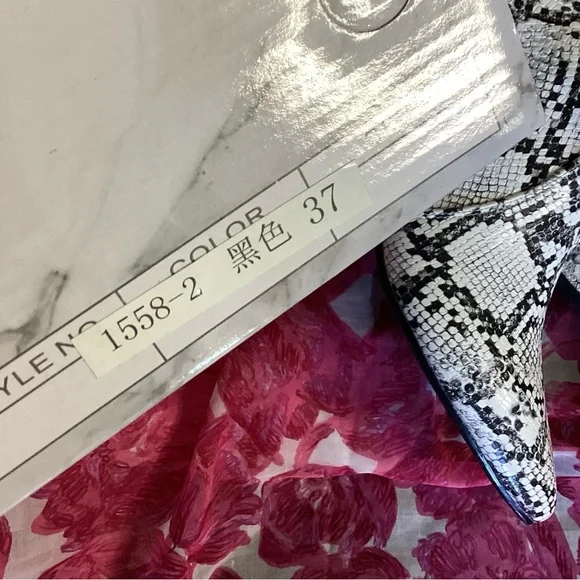 Black & White Snakeskin Pattern Heeled Boots Various Sizes - Picture 10 of 10